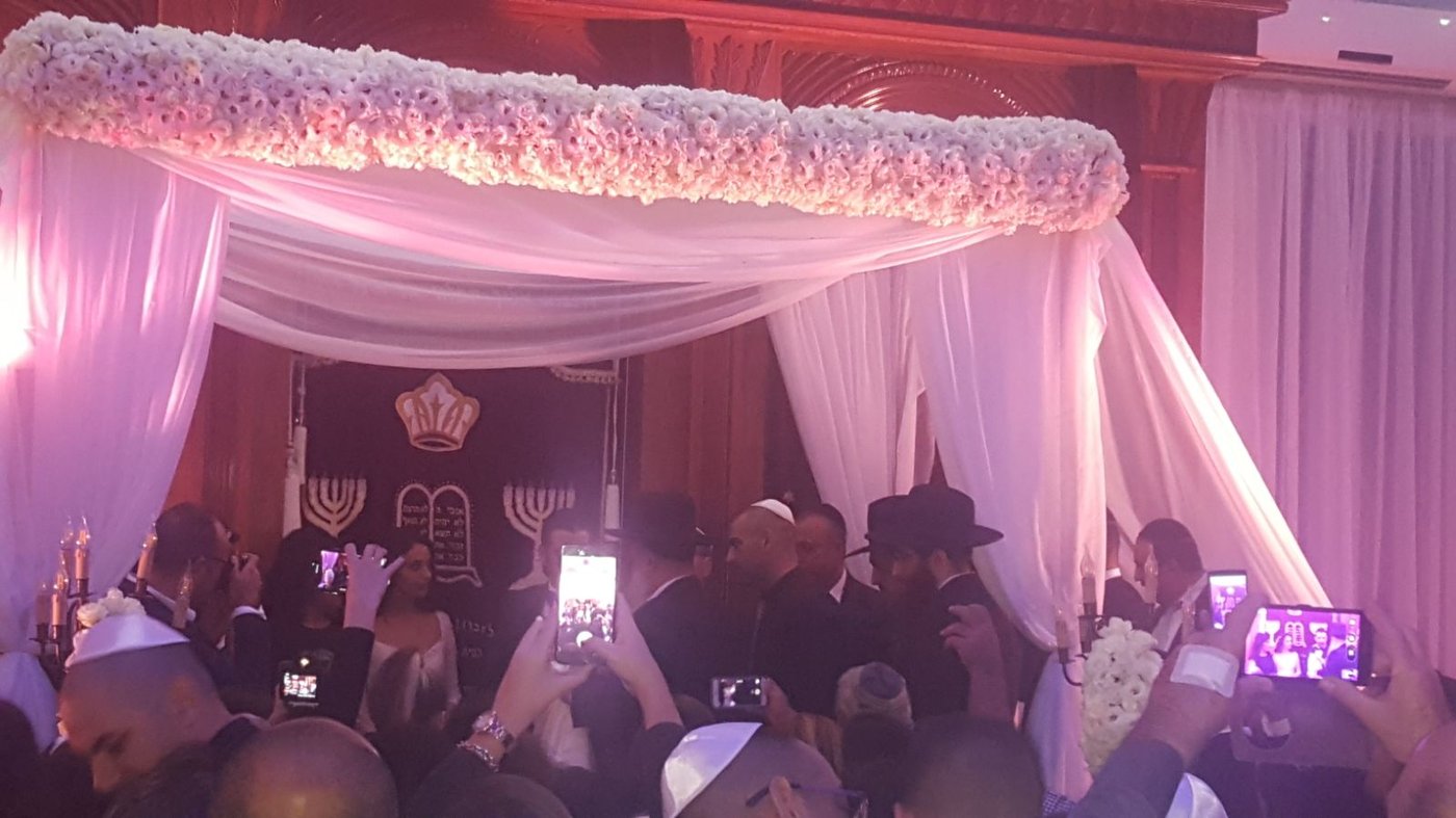 צפו: הרב הפופולרי סידר חופה וקידושין לעיתונאי שרון גל