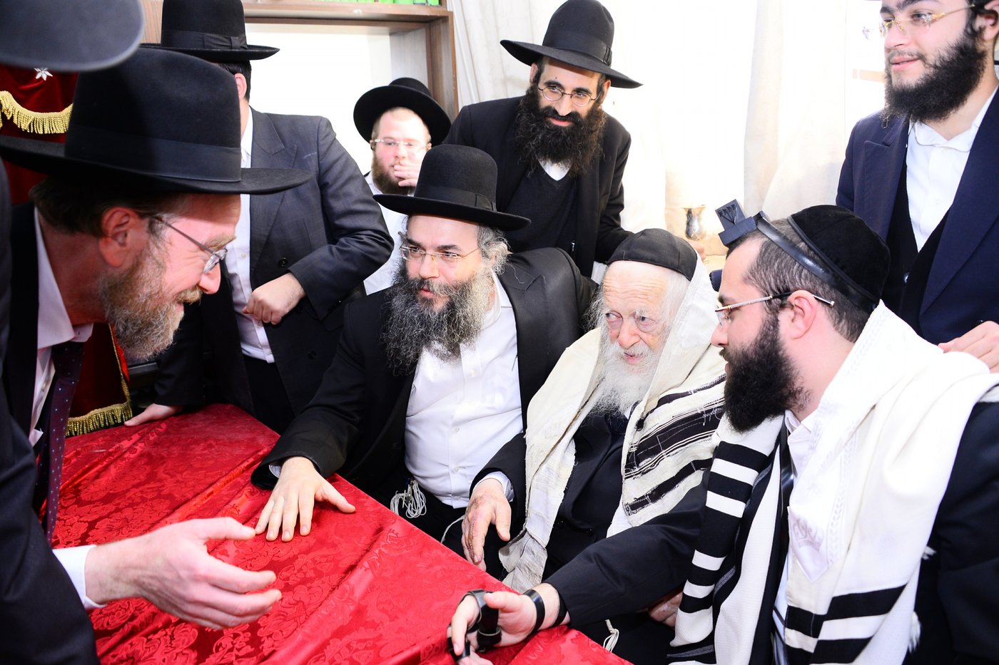נכדו ונאמן ביתו של מרן שר התורה ערך ברית לבנו • גלריית ענק