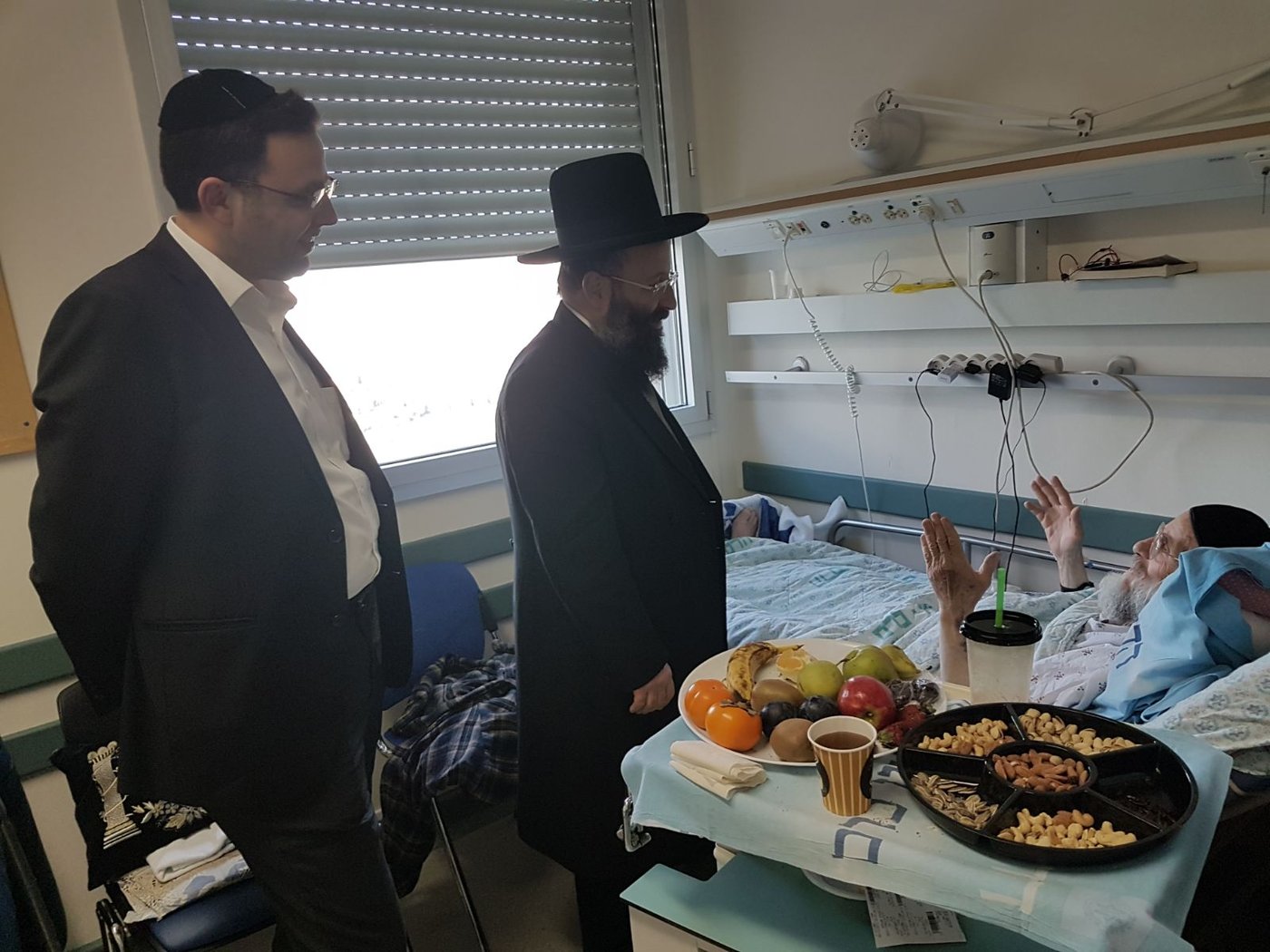 רב הכותל מבקר את הרב גולדשמידט בבית החולים