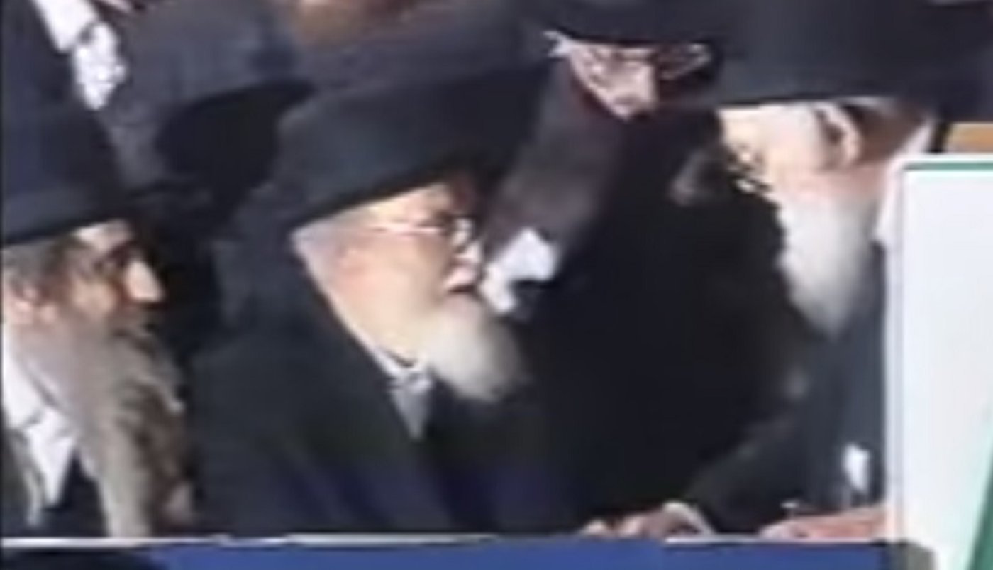 עם מרן הגרא"מ שך, לאחר סיום נאומו בכינוס