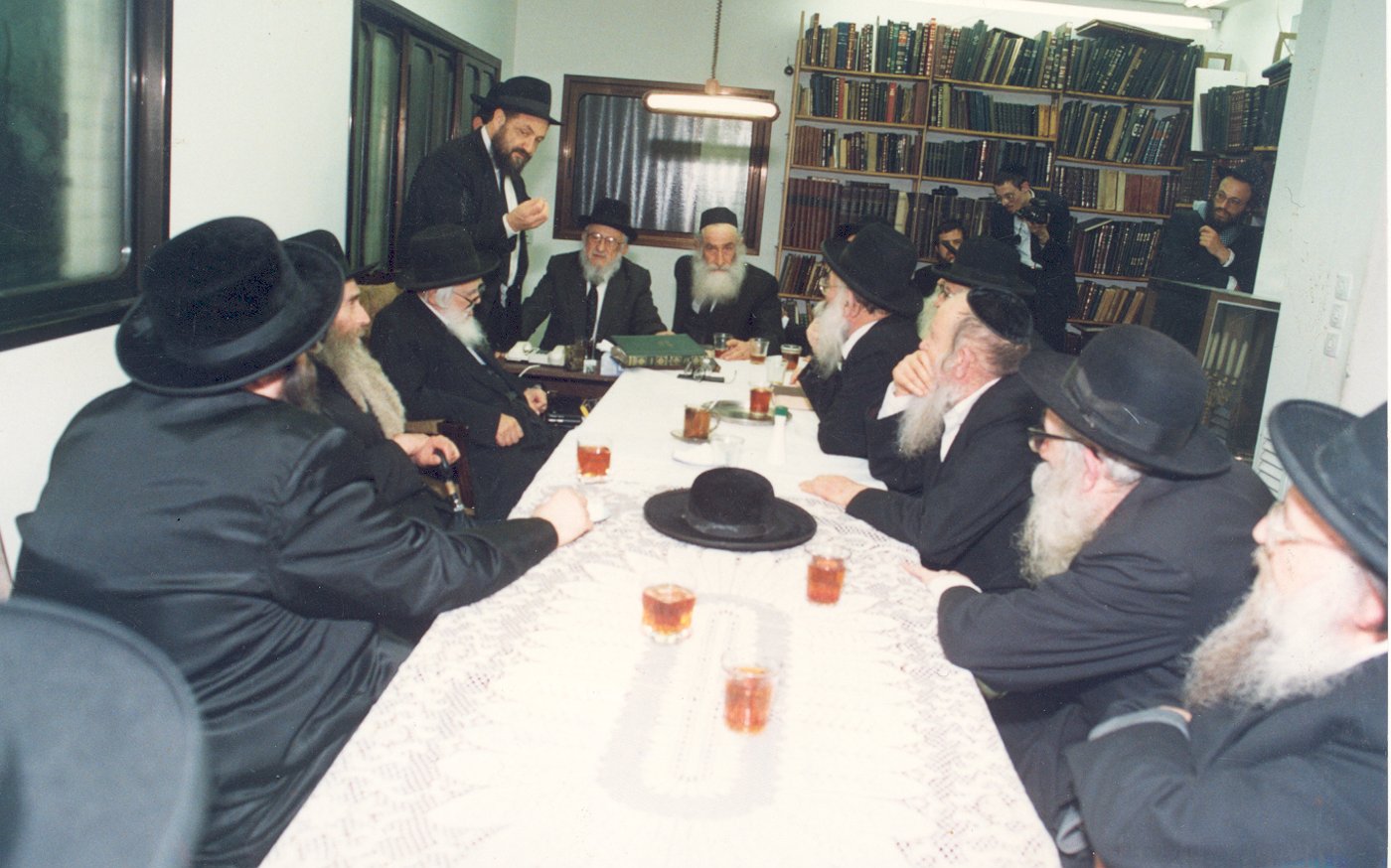 בראש השולחן, ליד מרן הגרא"מ שך שהושיבו לצידו בראש, בישיבת מועצת גדולי התורה בה הוקמה 'דגל התורה'