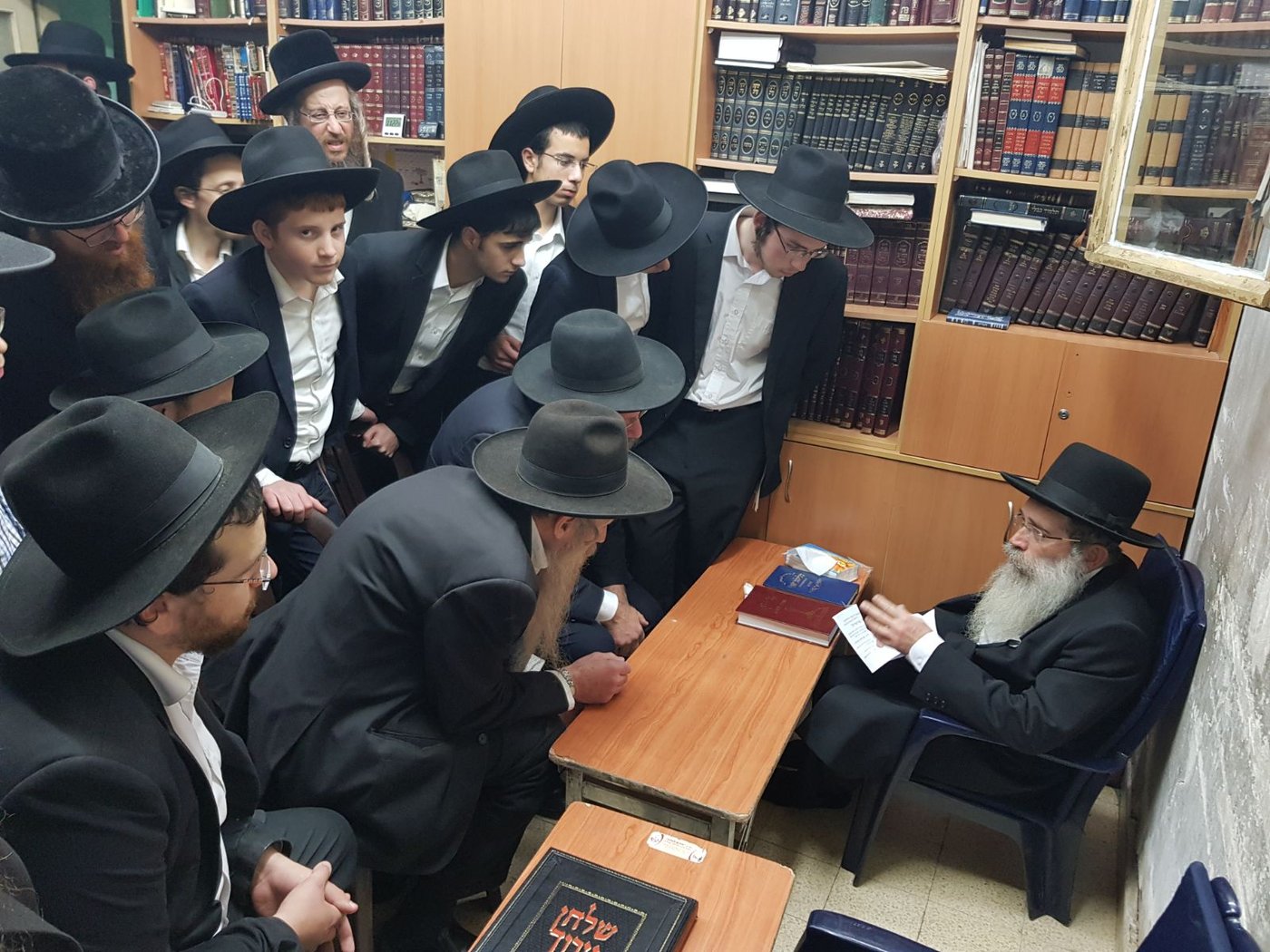 תיעוד ראשון: ניחום האבלים בבית גדול הדור