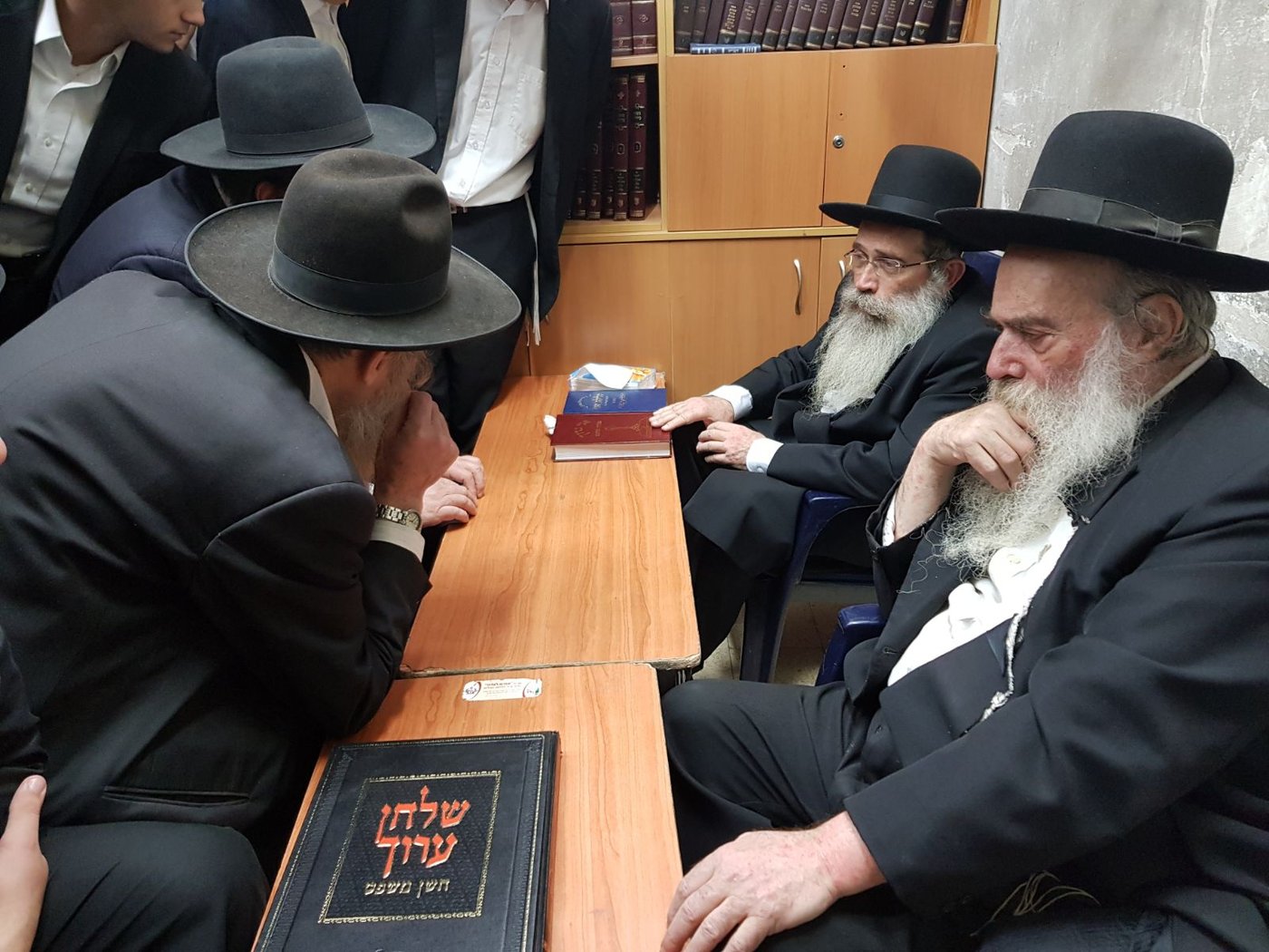 תיעוד ראשון: ניחום האבלים בבית גדול הדור