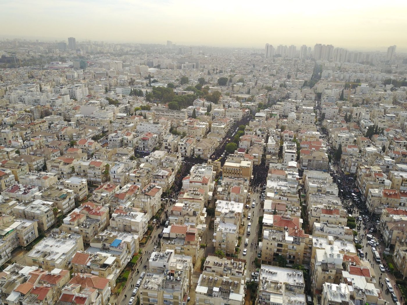מאות אלפים בהלווית מרן הרב שטיינמן זצ"ל • צפו בתיעוד מהרחפן