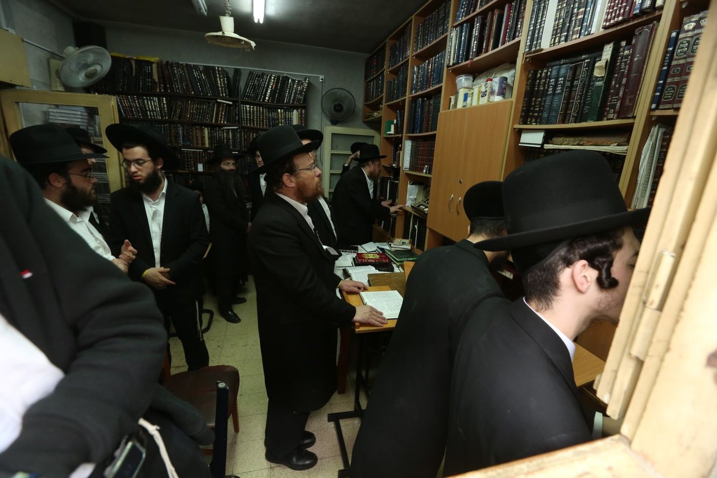 הבית המיותם ב'חזון איש 5' במהלך ההלוויה • תיעוד