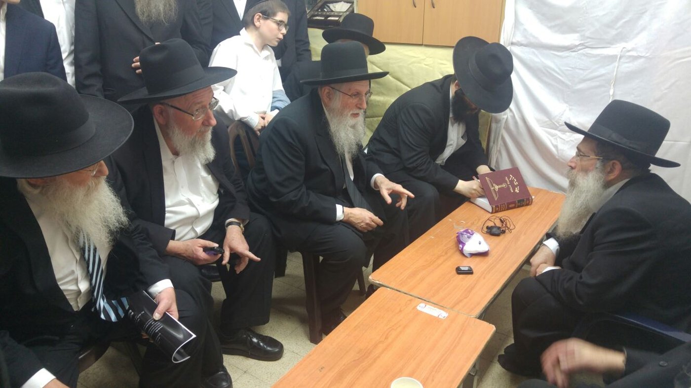 גפני וראשי ישיבות בניחום אבלים • תיעוד