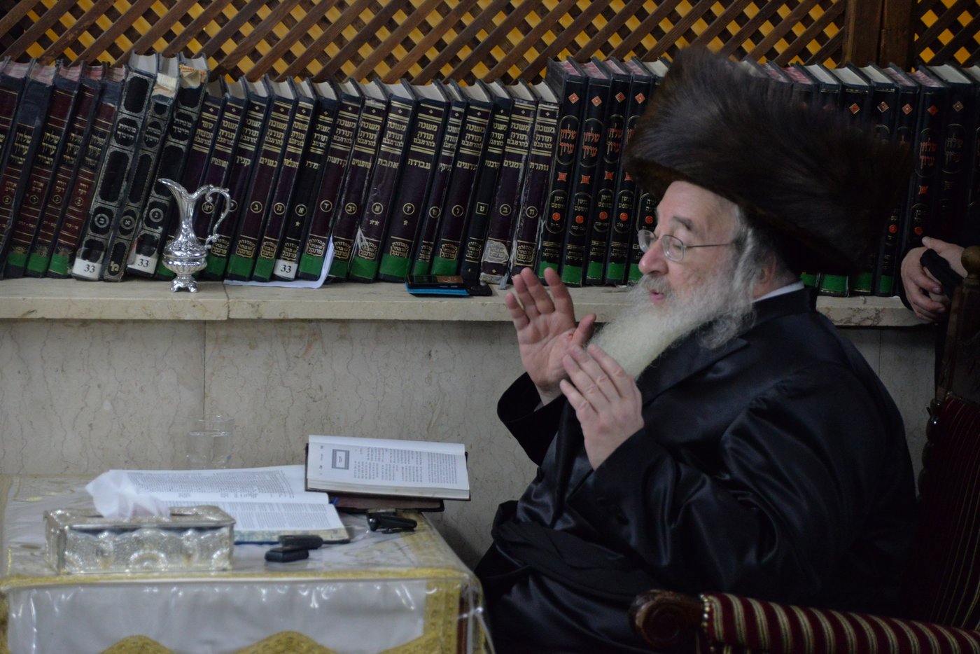 ההדלקה של אדמו"רי בני ברק • צפו בתיעוד