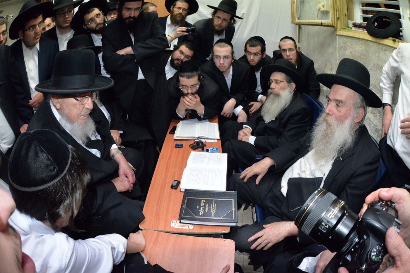 הניחום האחרון בבית מרן הרב שטיינמן זצ"ל. צפו