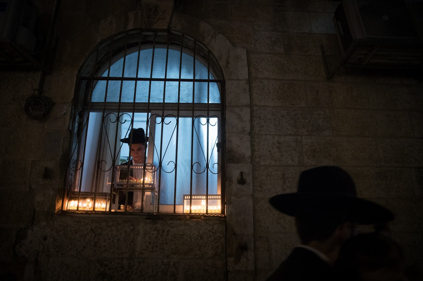 גלריה מאירה: נר שמיני של חנוכה בירושלים • צפו
