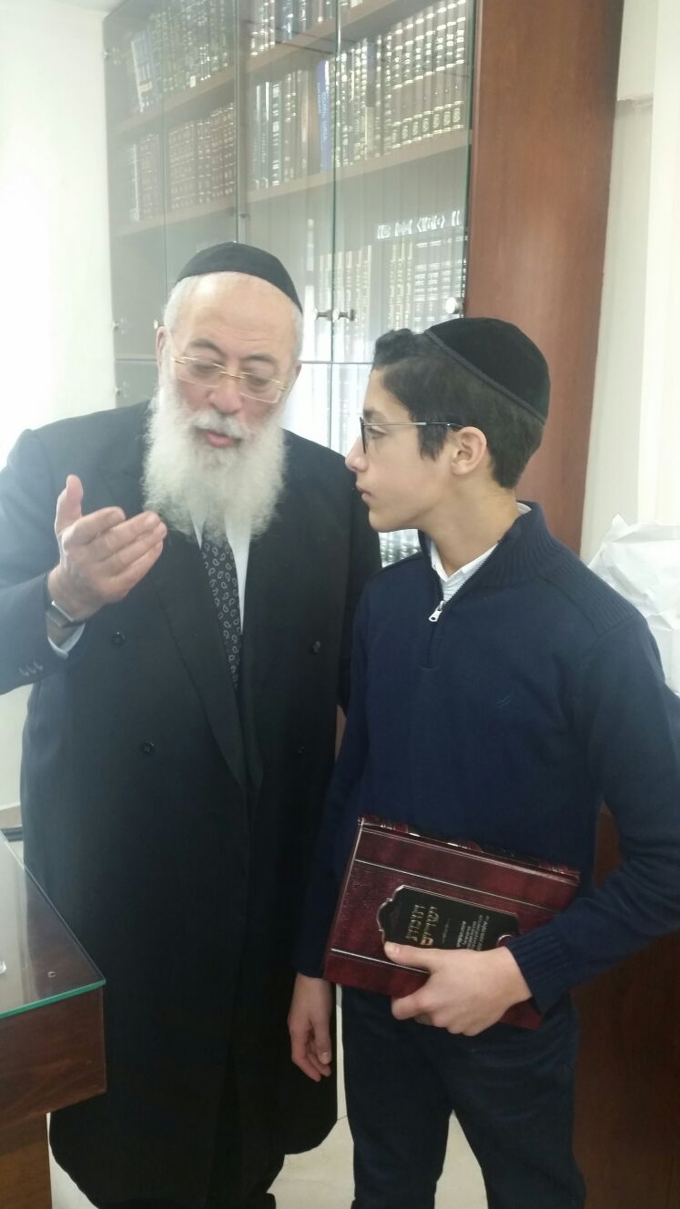 אברהם אזן התחנן בכותל לרפואת אביו ואחיו