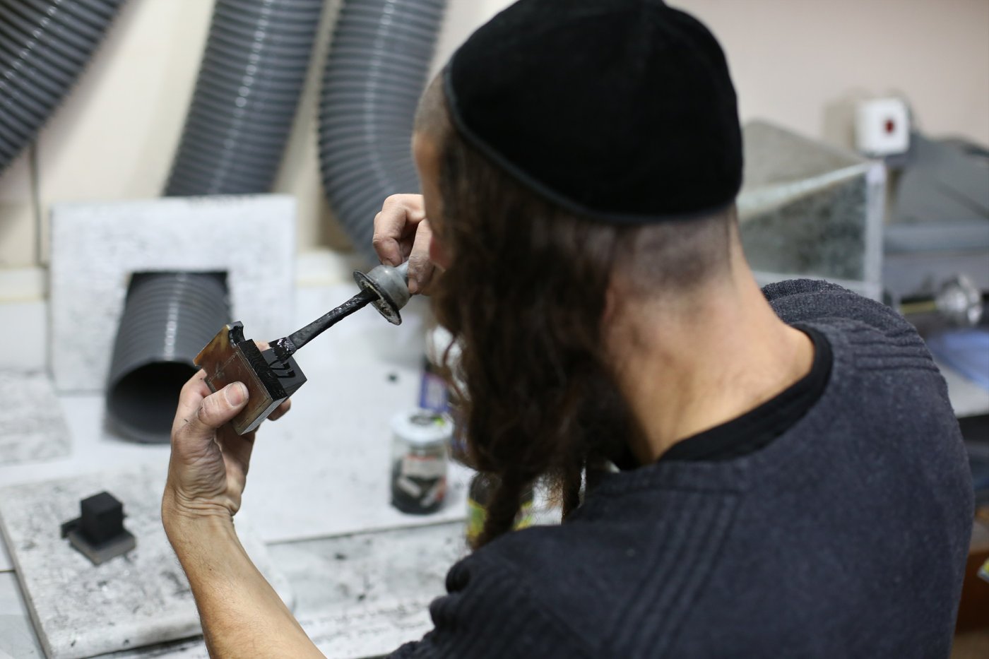 שלב אחר שלב: כך מכינים תפילין • צפו