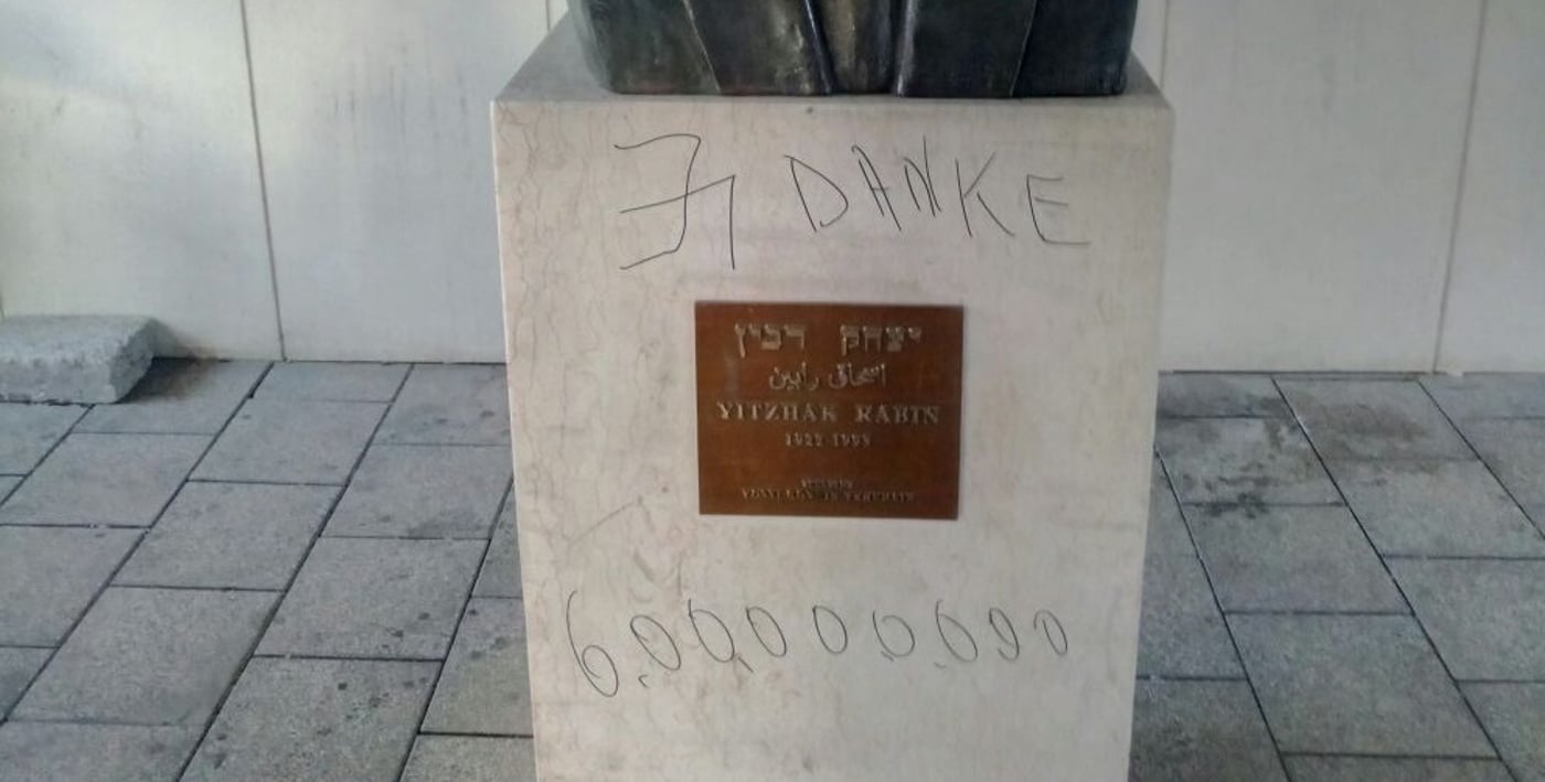 צלב קרס על פסלו של יצחק רבין בתל אביב