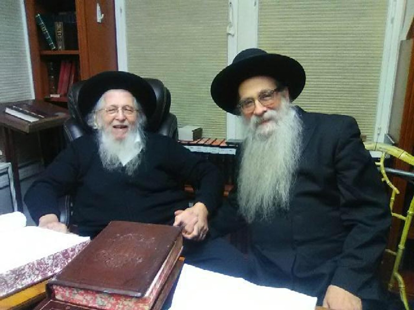 מרבים שלום: הגר"י אולשין ביקר במעונו של הגר"א שכטר