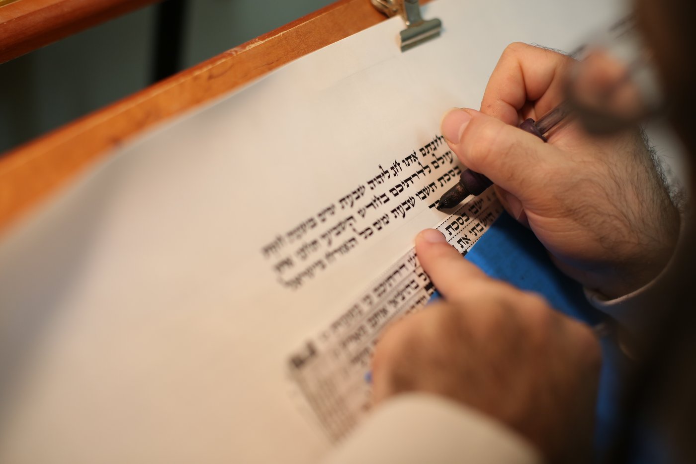 תיעוד מיוחד: עבודתו של סופר סת"ם • צפו