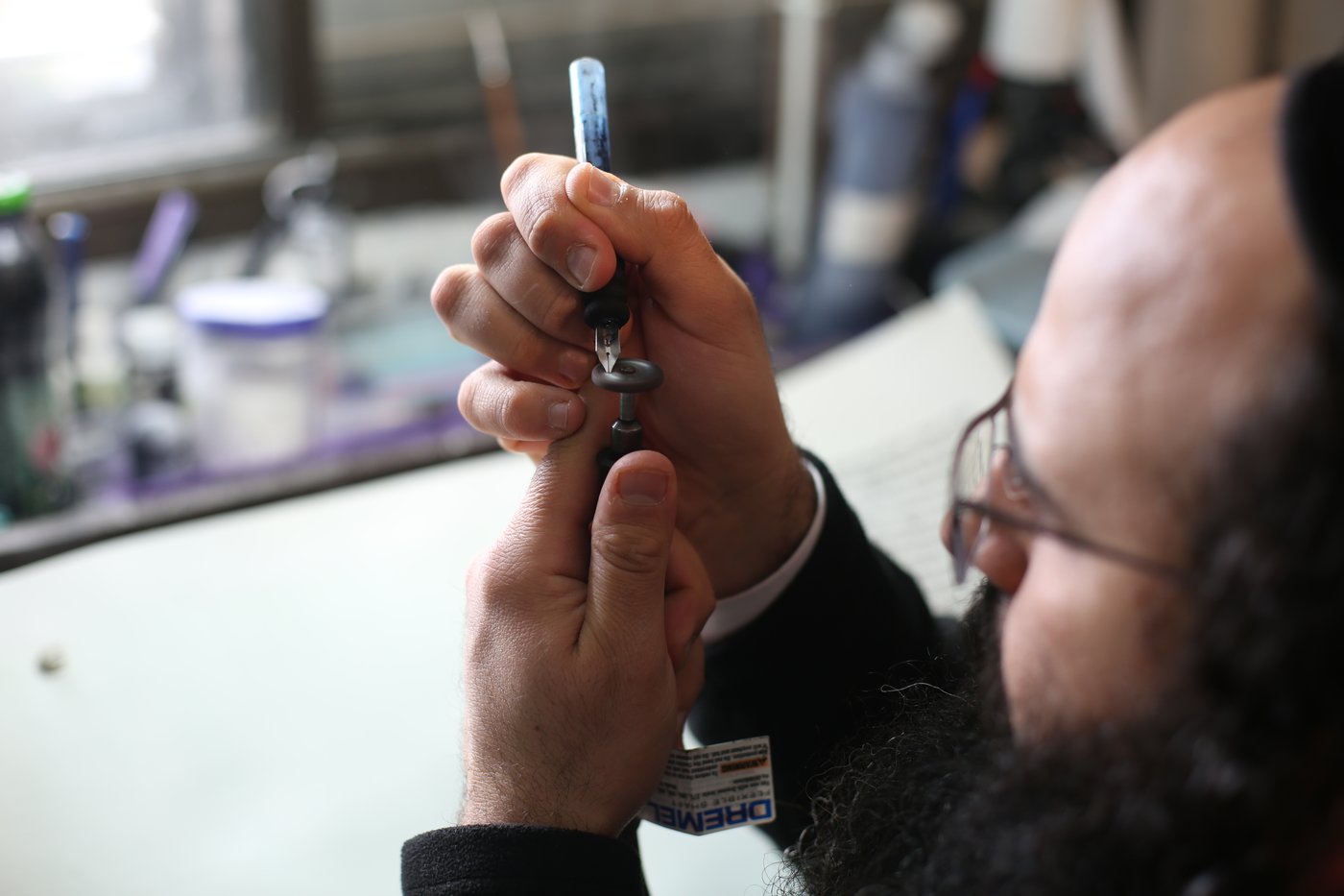 תיעוד מיוחד: עבודתו של סופר סת"ם • צפו