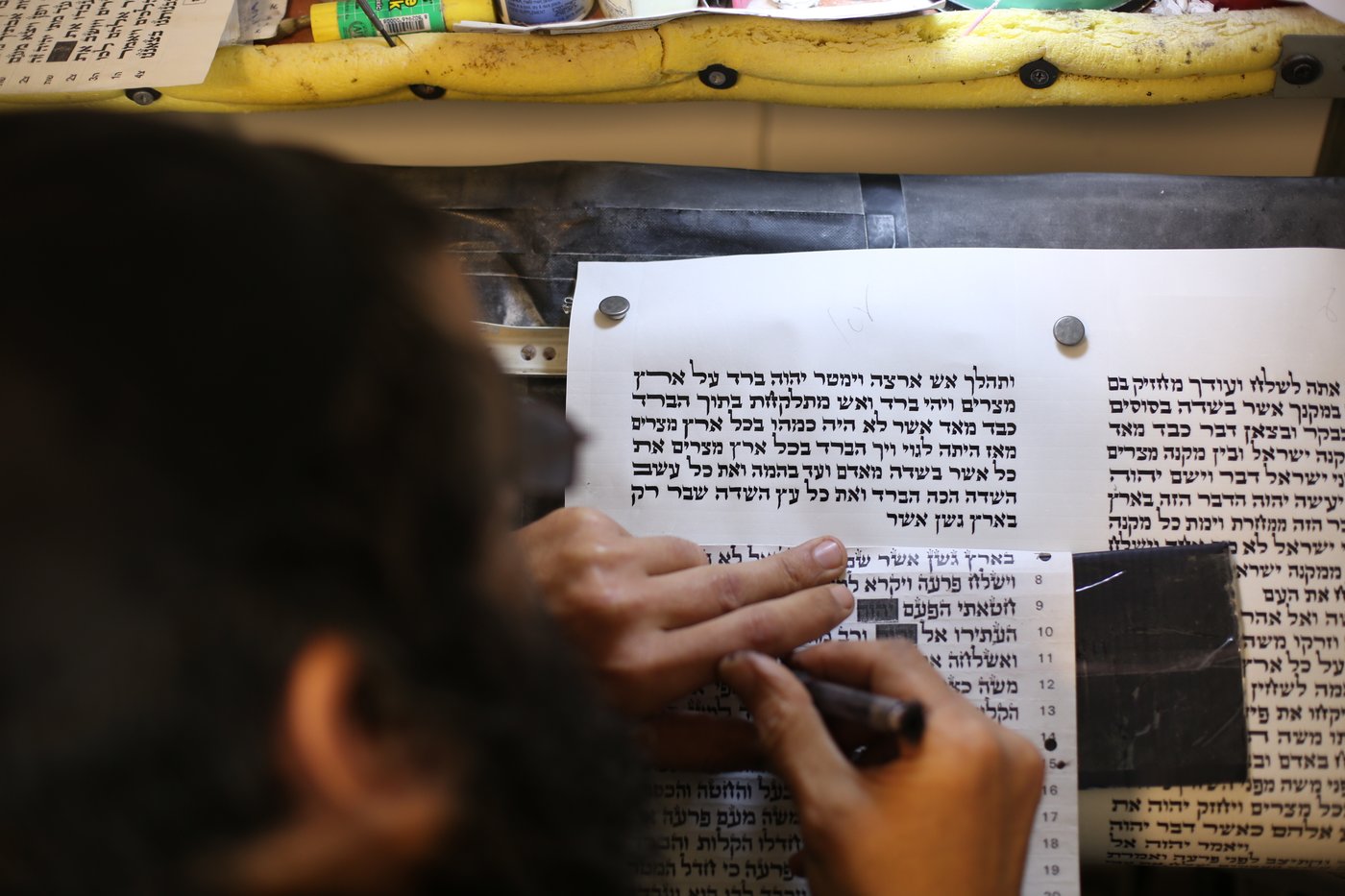 תיעוד מיוחד: עבודתו של סופר סת"ם • צפו