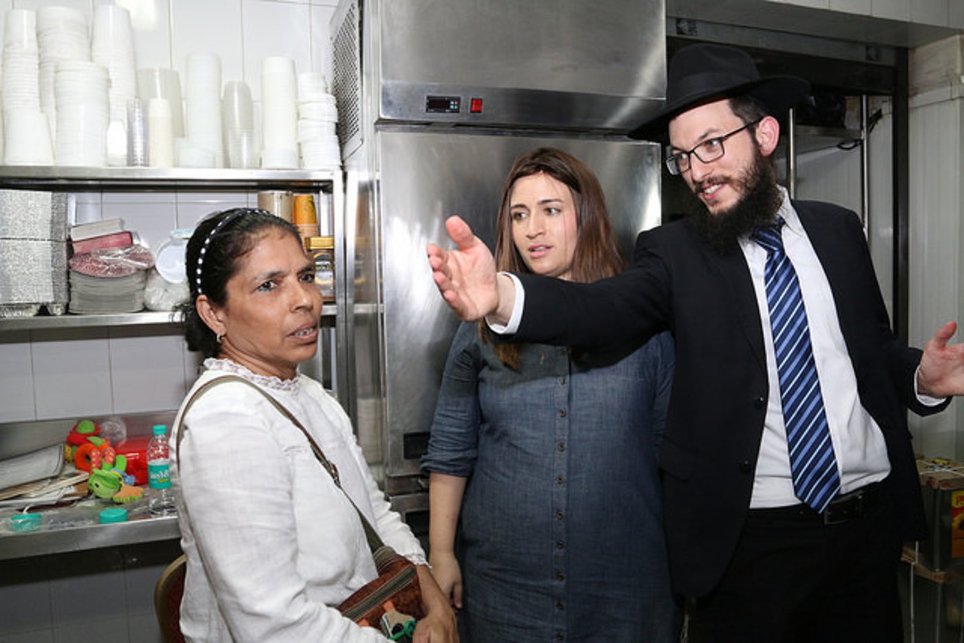 עם העוזרת ההודית סנדרה סמואל, שהבריחה את מוישי ממקום הטבח