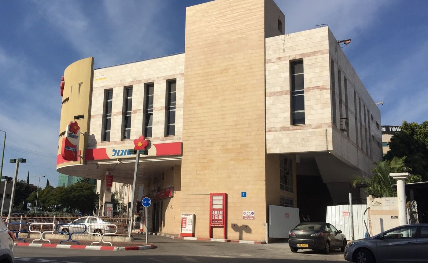 המתחם המיסיונרי גדול הממדים מעל תחנת הדלק 'סונול'.
