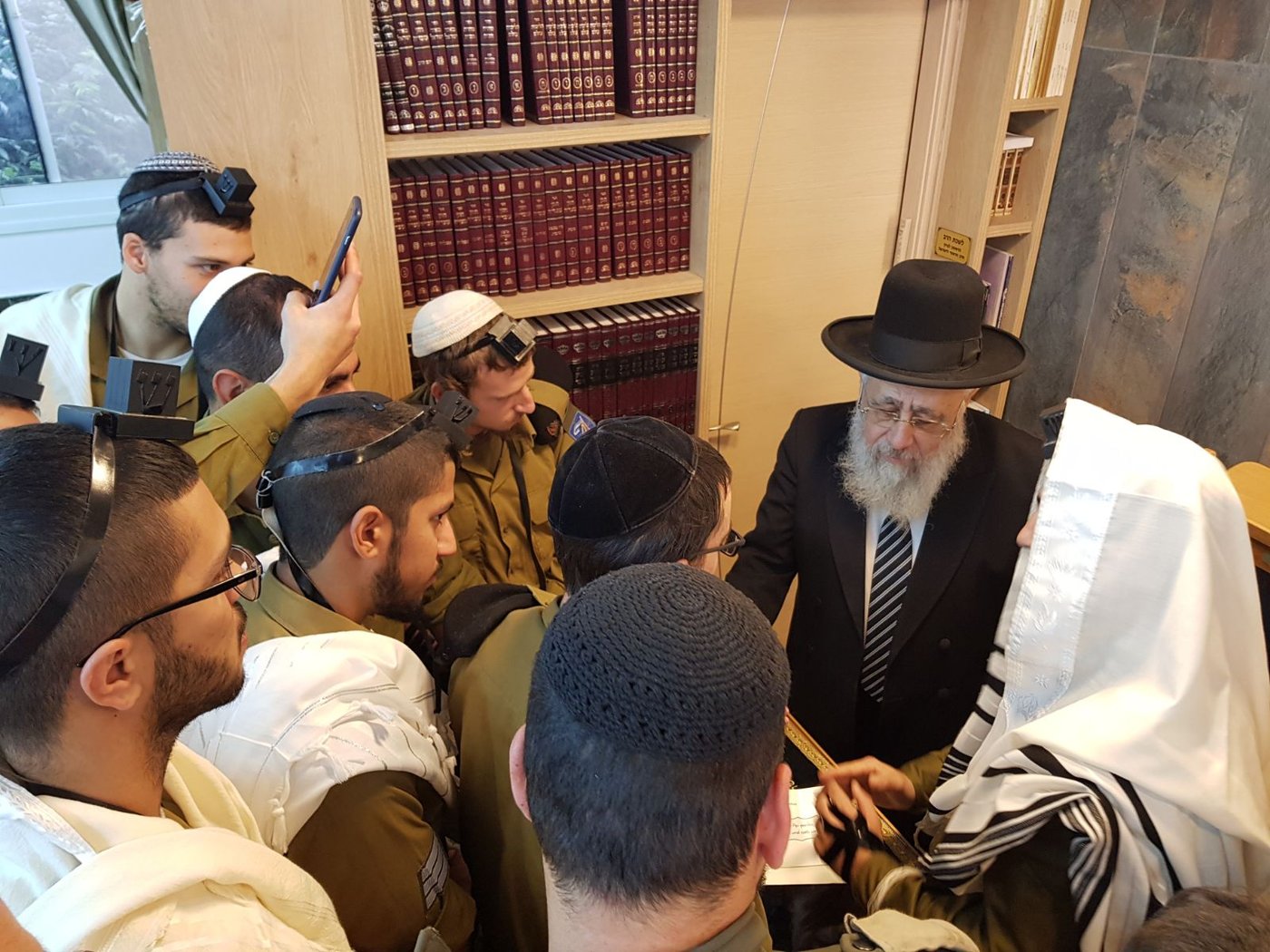עשרות חיילים השתתפו בתפילת 'שחרית' עם הראשון לציון