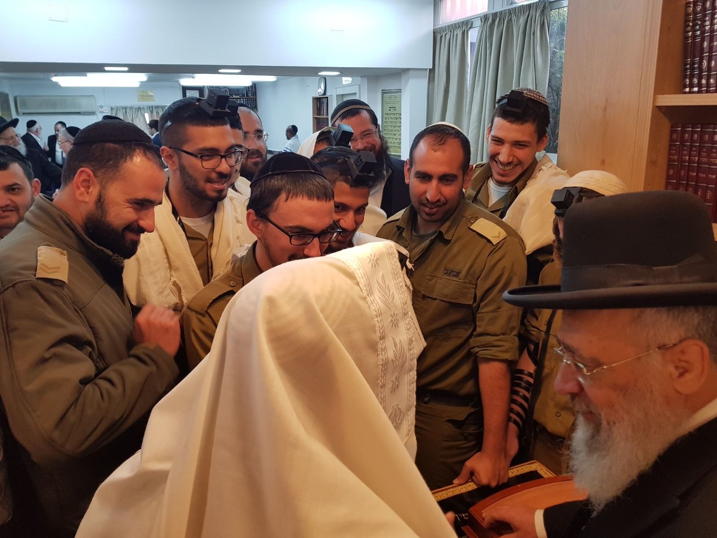 עשרות חיילים השתתפו בתפילת 'שחרית' עם הראשון לציון