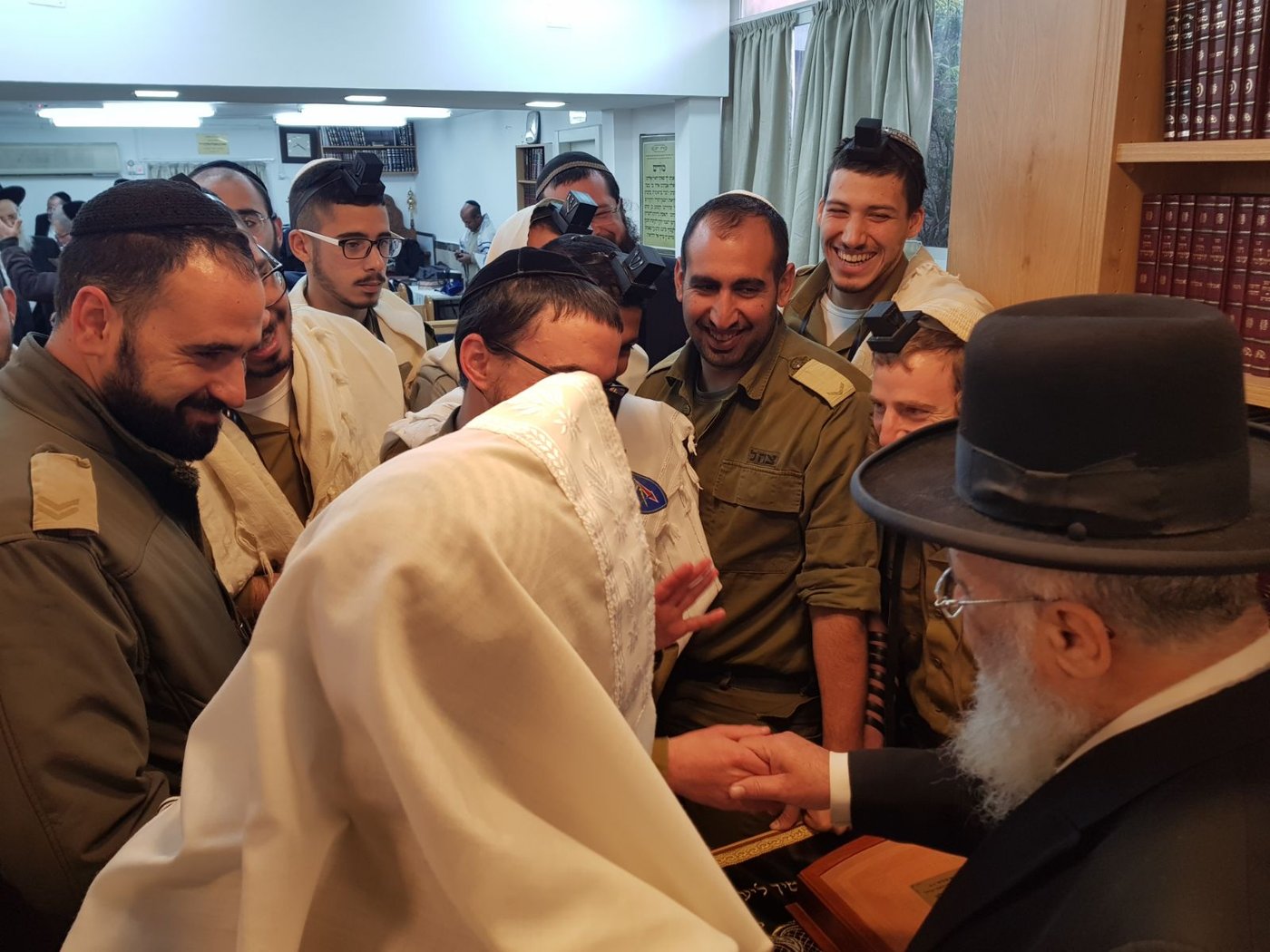 עשרות חיילים השתתפו בתפילת 'שחרית' עם הראשון לציון