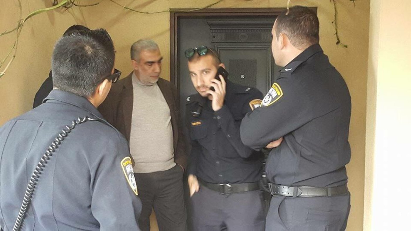 חטיב עם השוטרים בפתח ביתו, הבוקר