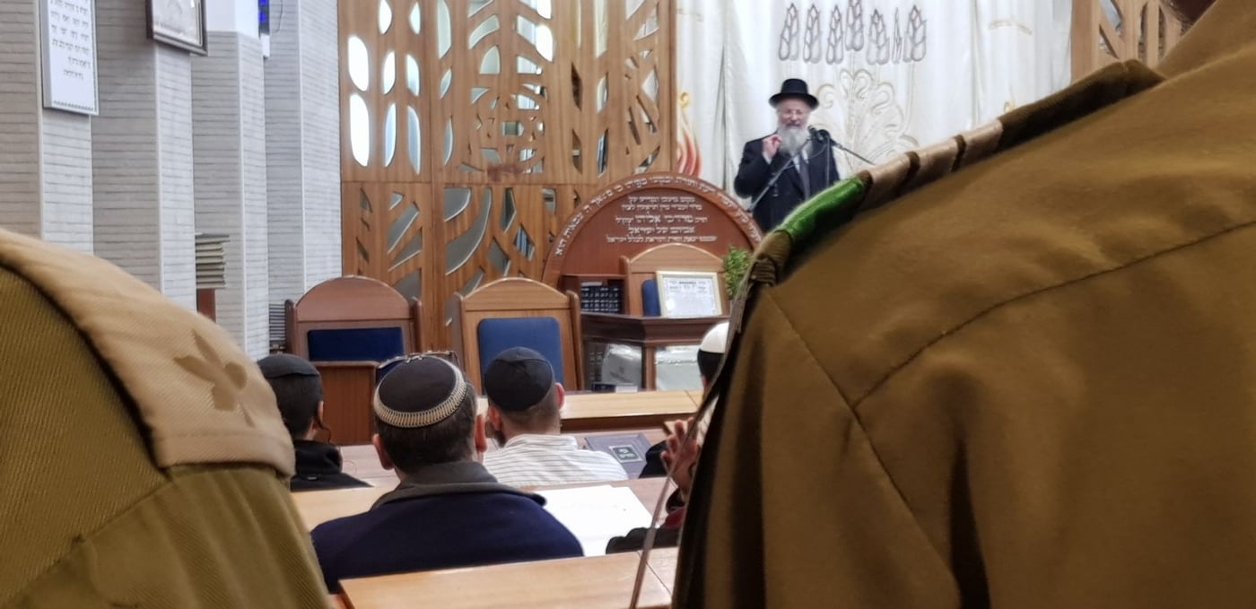 חיילים וקצינים בשיעור של הרב אליהו, השבוע