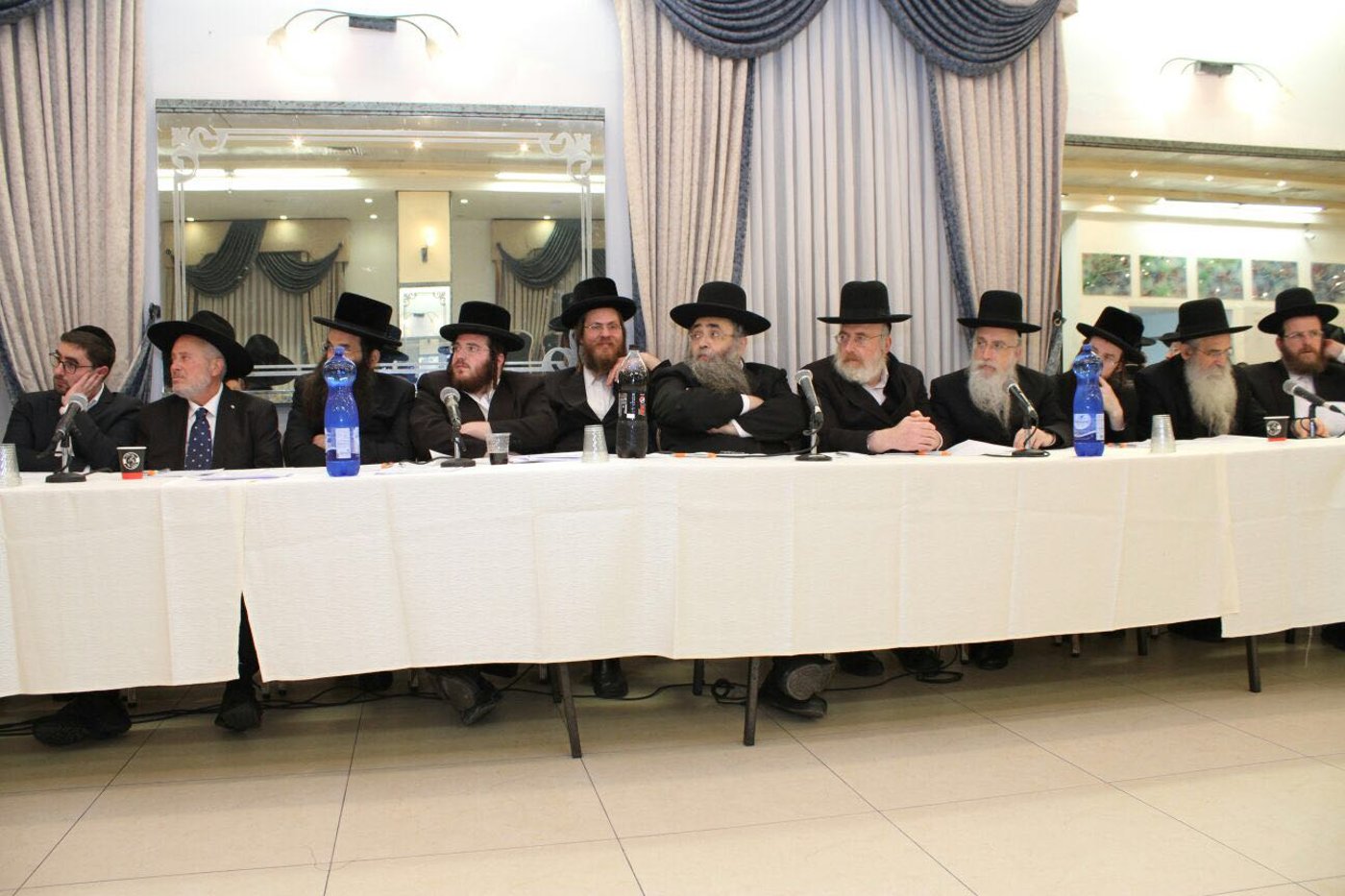חלק מהרבנים שהשתתפו בכנס.