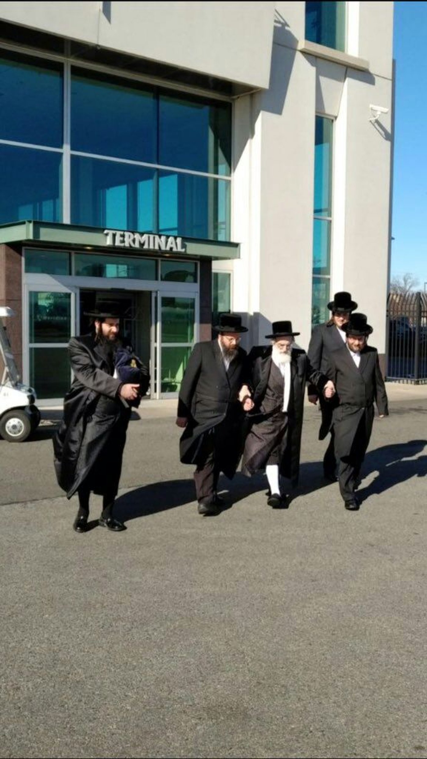 לאחר הניתוח: האדמו"ר מויז'ניץ נופש במיאמי