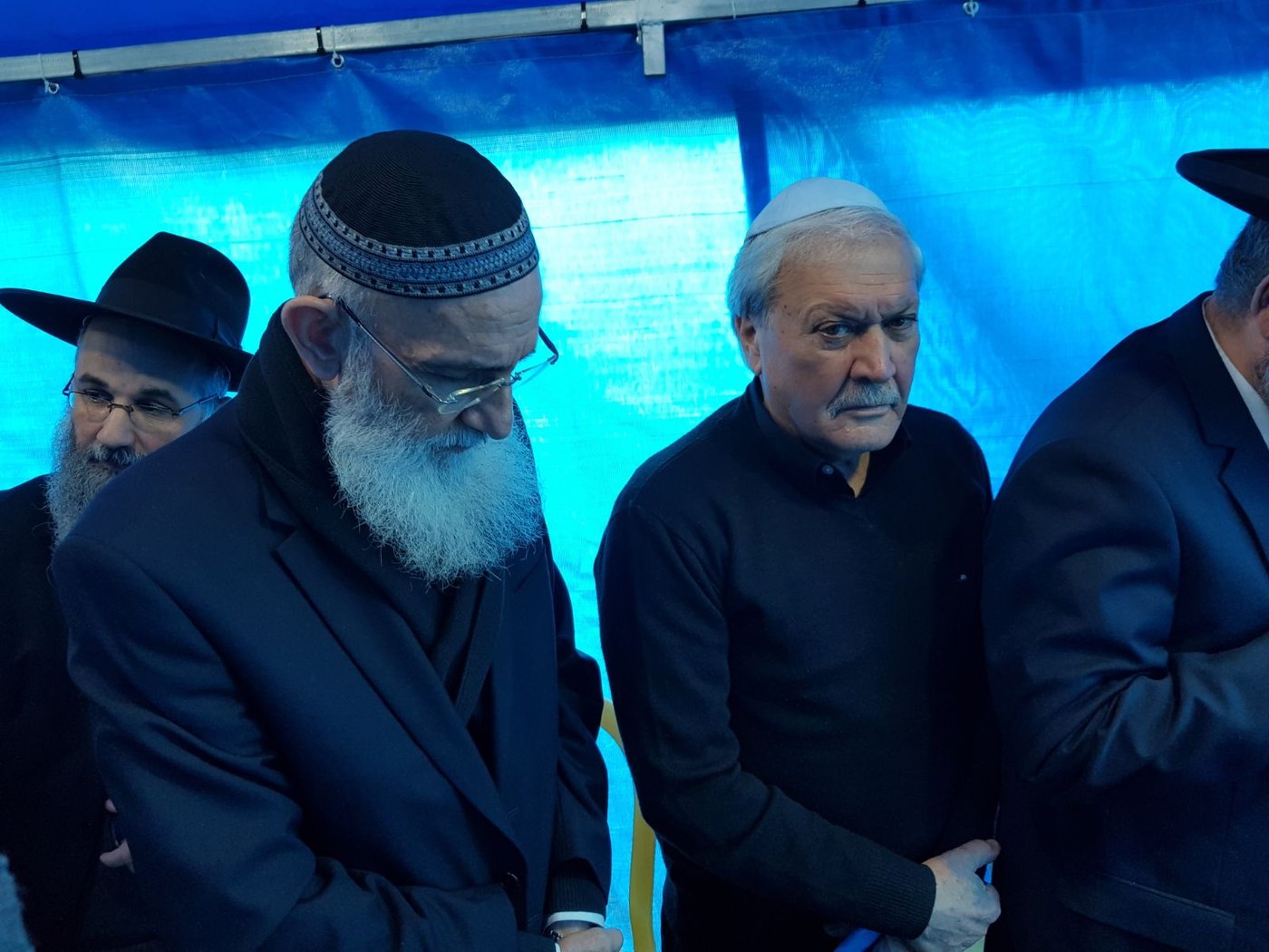תיעוד: רבנים ואישי ציבור מנחמים את הגר"ש עמאר