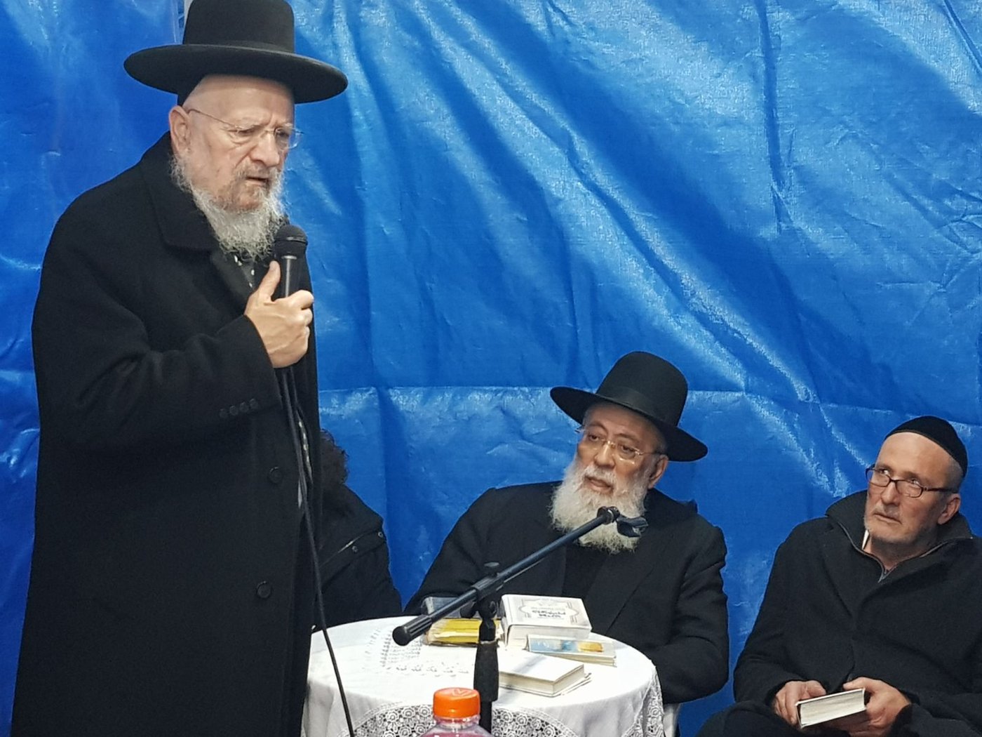 תיעוד: רבנים ואישי ציבור מנחמים את הגר"ש עמאר
