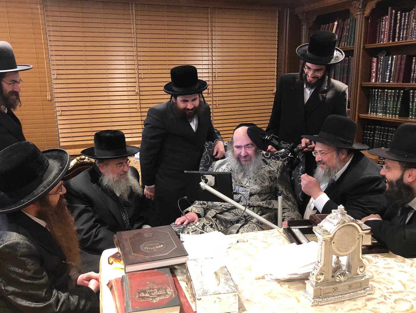 האדמו"ר מקאלוב הפתיע: אגיע לביקור - למרות השיתוק