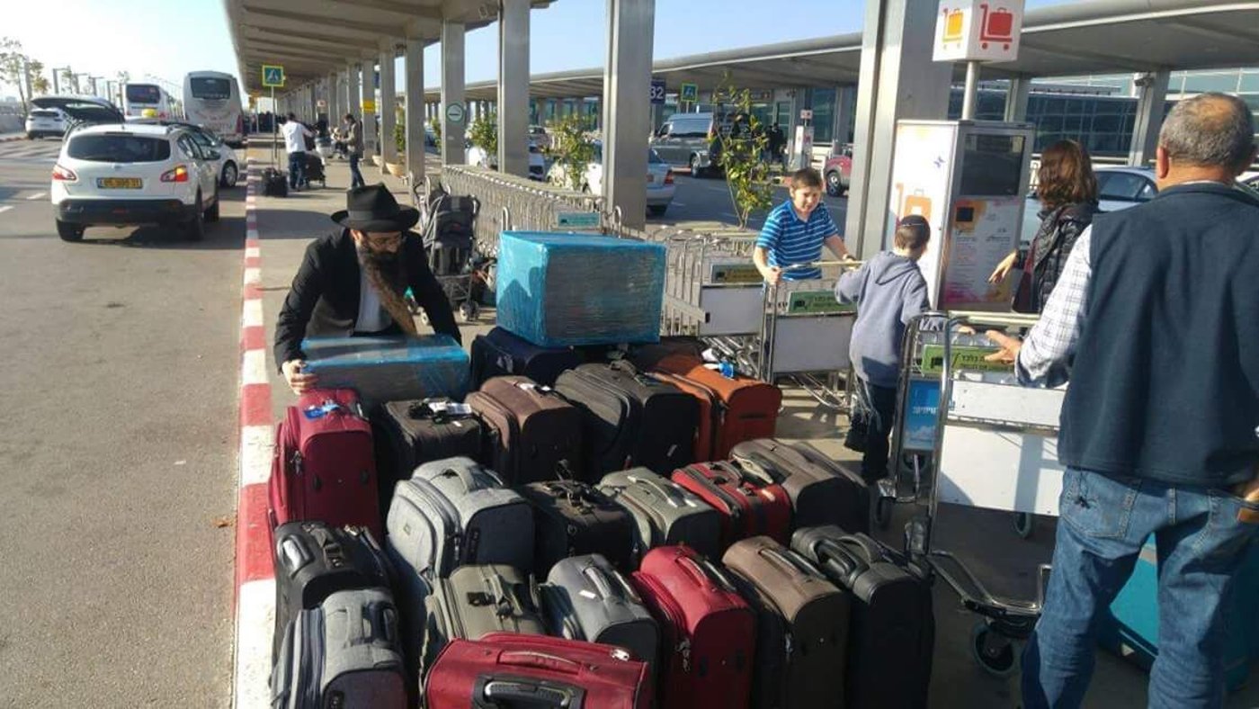 שליח אחד, 3 טיסות, 30 שעות ו-30 מזוודות