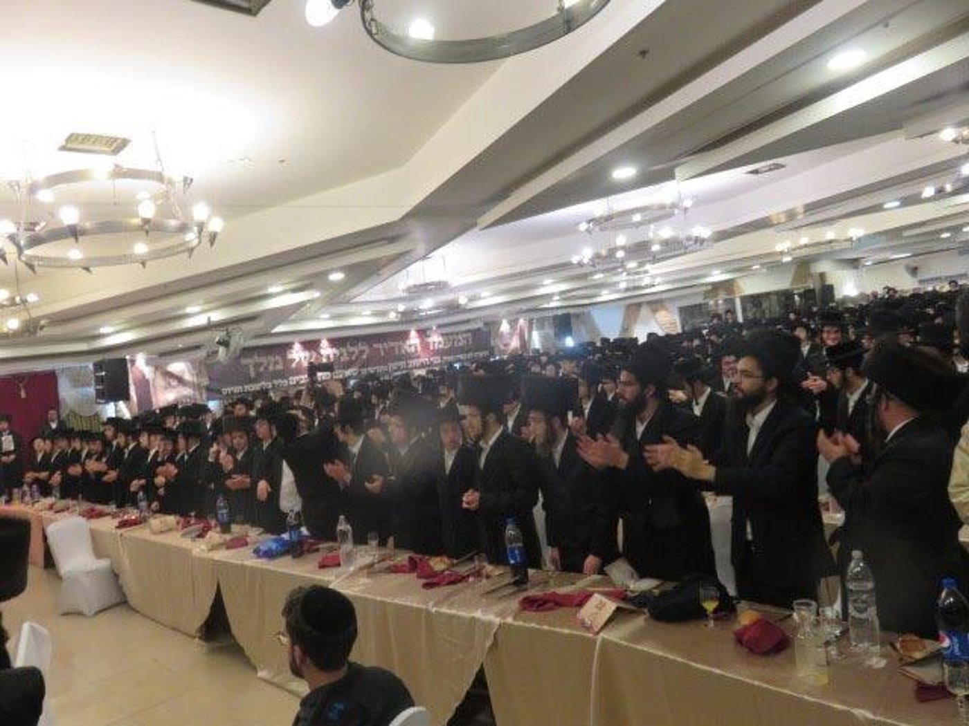 אלפי עריקים באולם אחד: "גיבורי חיל" • צפו