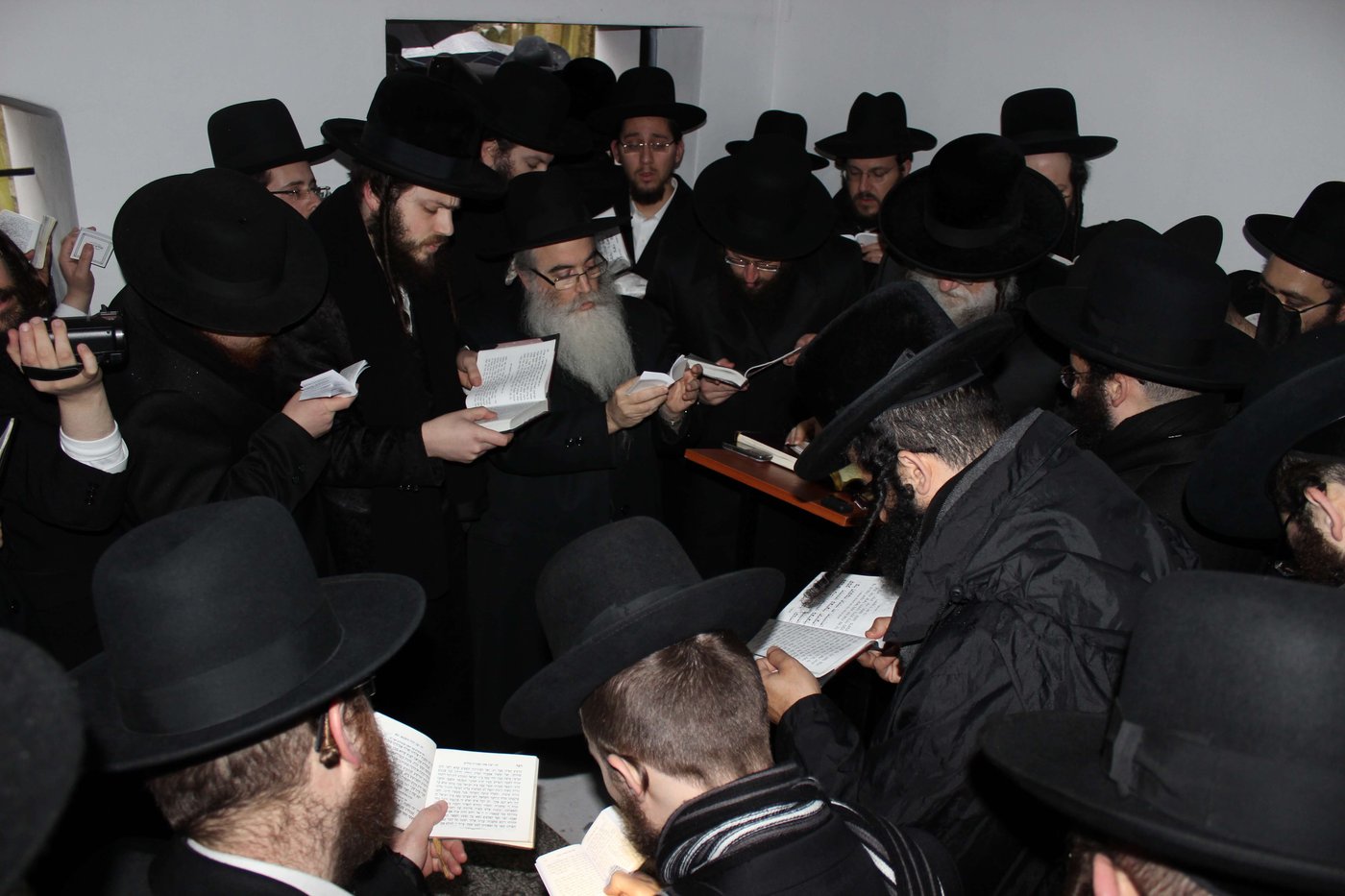 האדמו''ר ממודז'יץ במסע היסטורי בפולין • תיעוד