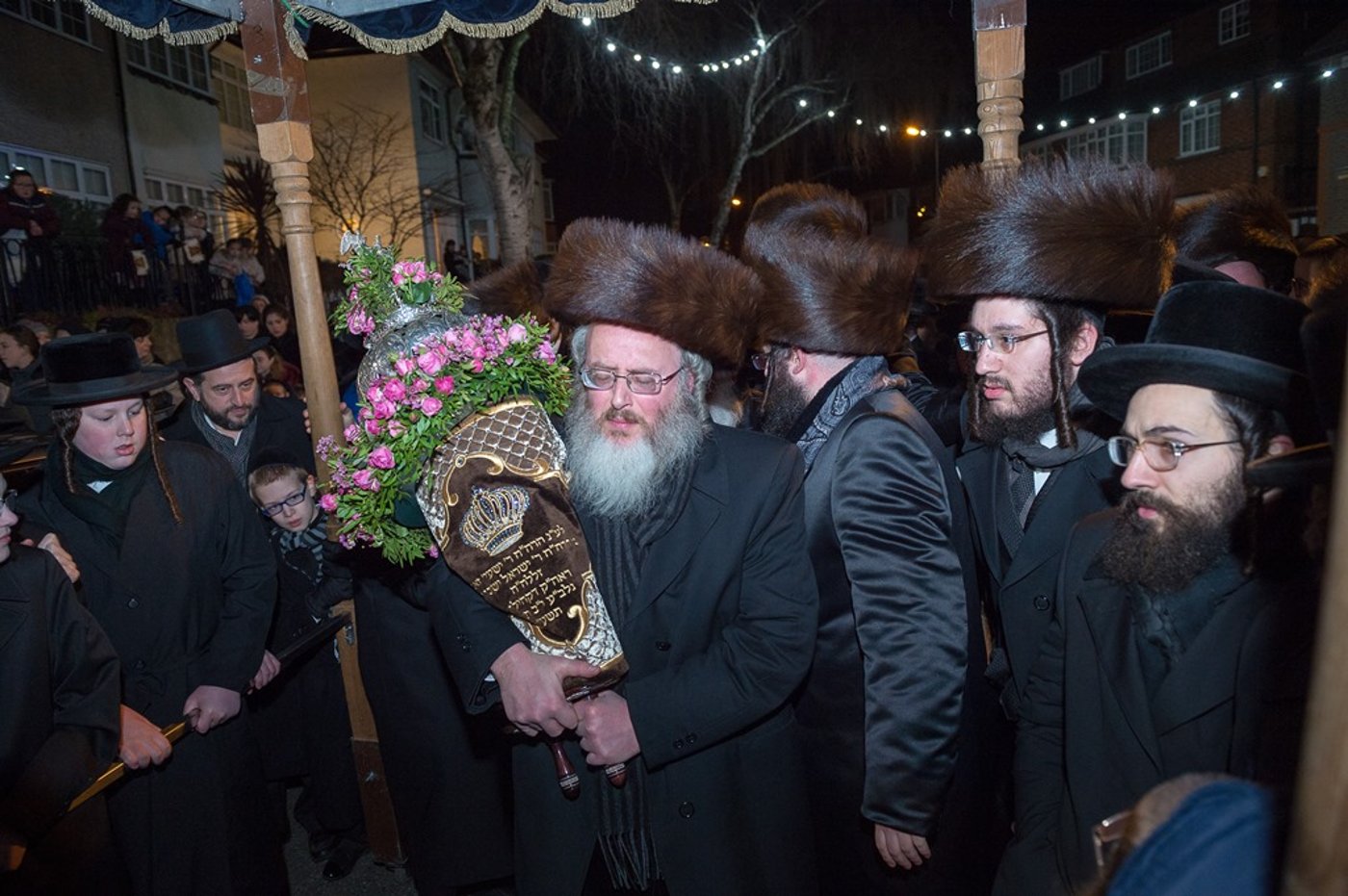 לונדון: הכנסת ס"ת להיכל ביהמ"ד הגדול סאטמר