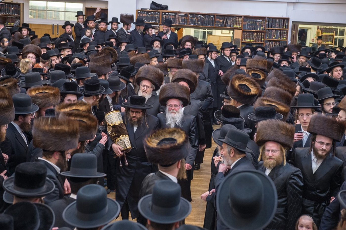 לונדון: הכנסת ס"ת להיכל ביהמ"ד הגדול סאטמר