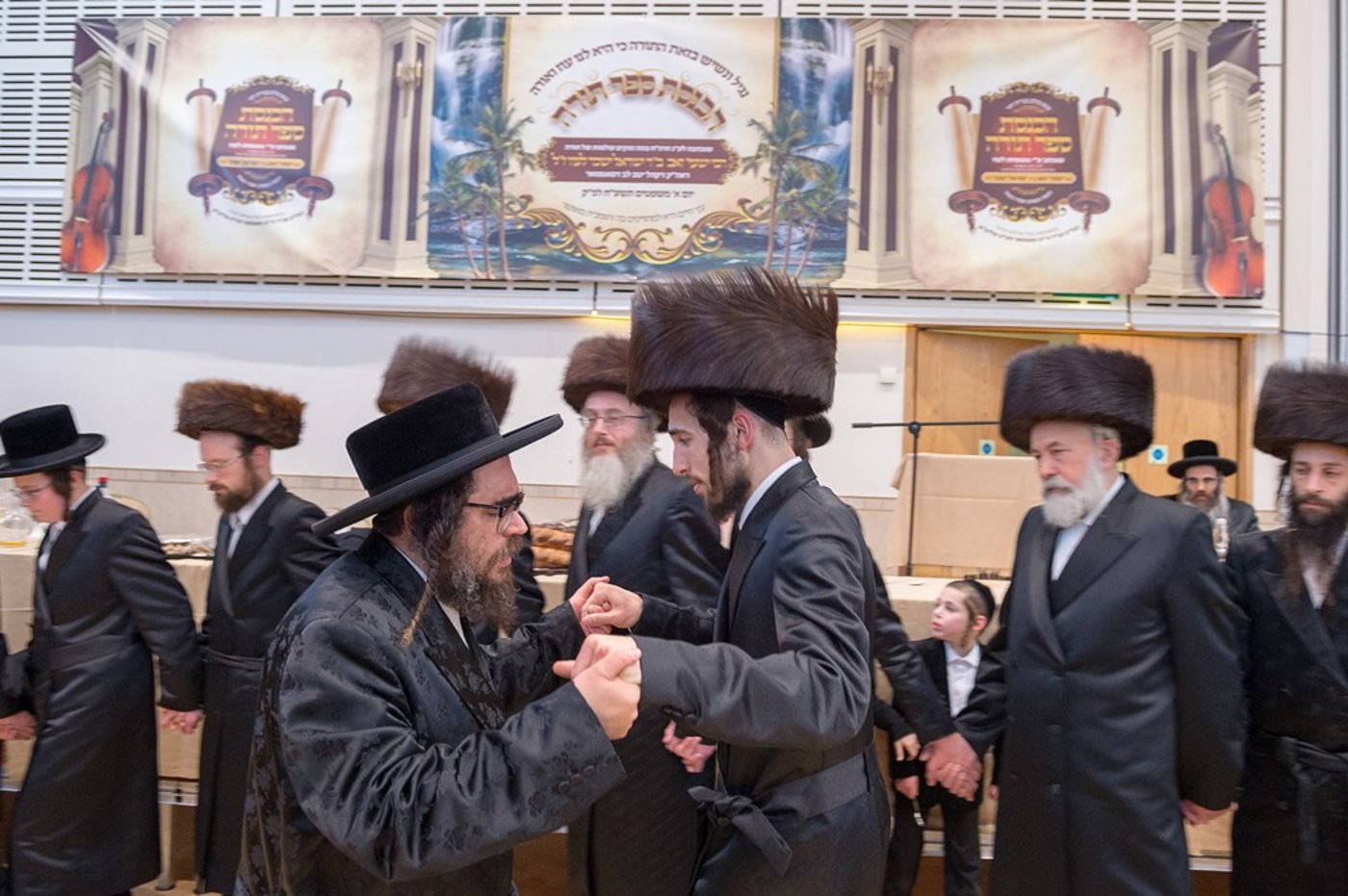 לונדון: הכנסת ס"ת להיכל ביהמ"ד הגדול סאטמר