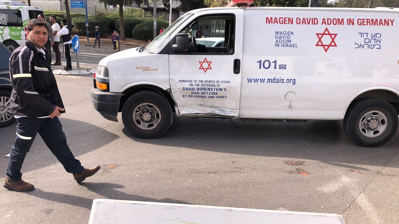 רוכב אופנוע נפצע קשה בהתנגשות עם אמבולנס