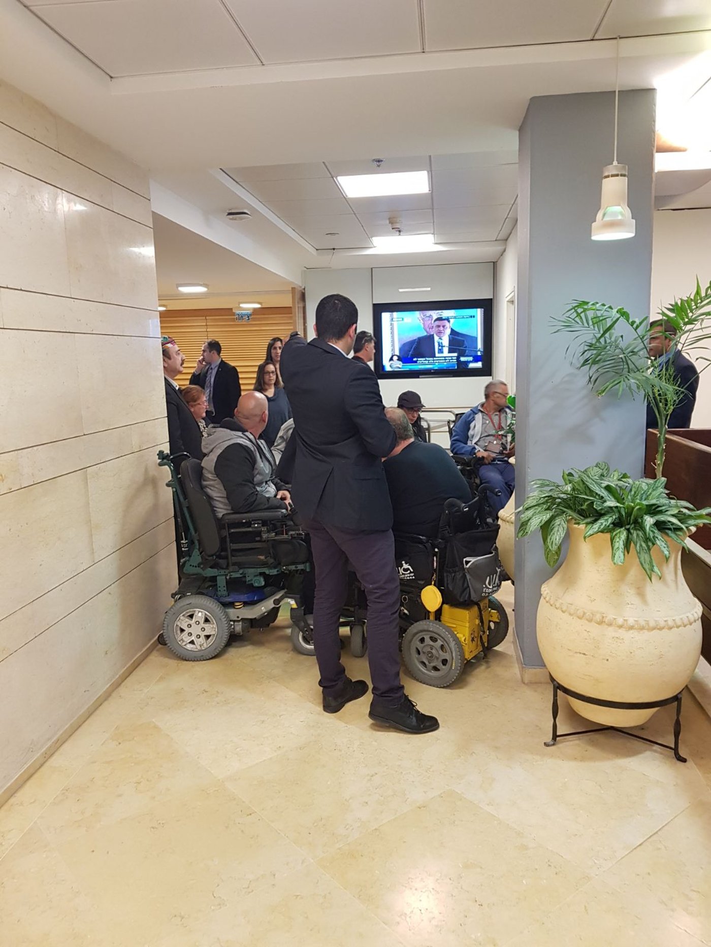 קבוצת נכים ערכה מחאה ליד מזנון הח"כים