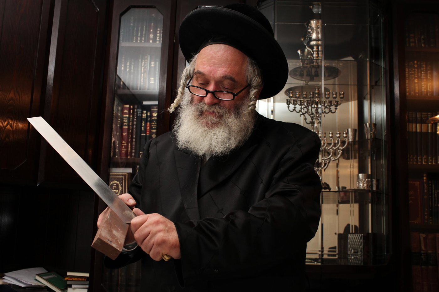 ארכיון. בדיקת סכין שחיטה