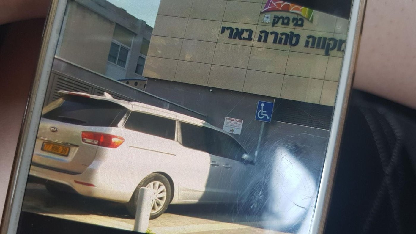 האם ראש עיריית בני ברק נכה? לפי החניות של רכבו - כן