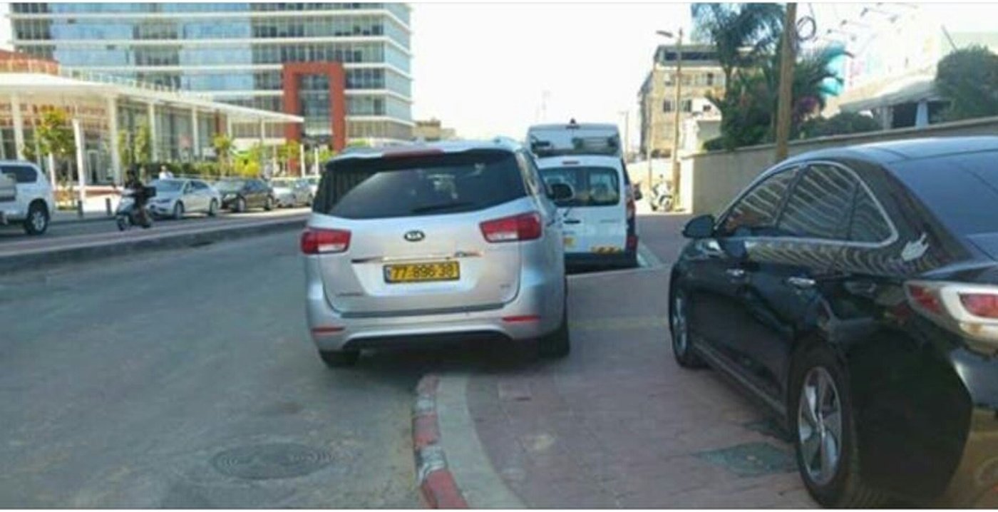 האם ראש עיריית בני ברק נכה? לפי החניות של רכבו - כן
