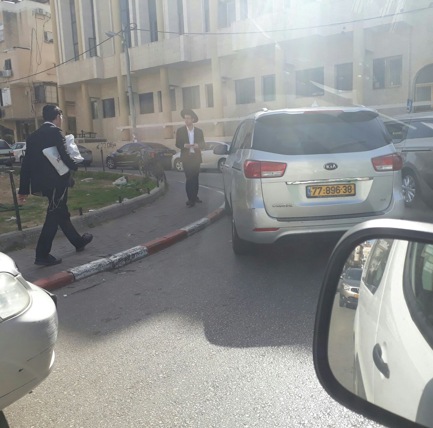 האם ראש עיריית בני ברק נכה? לפי החניות של רכבו - כן