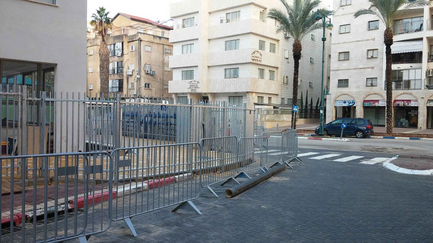 תושבים בבני ברק מתלוננים: העירייה "גוזלת" לנו מדרכה