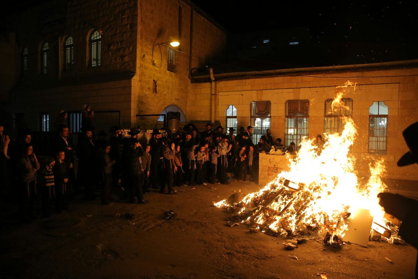 שוק מאה שערים: מאות עותקי 'יתד נאמן' ודגלי ישראל הועלו באש