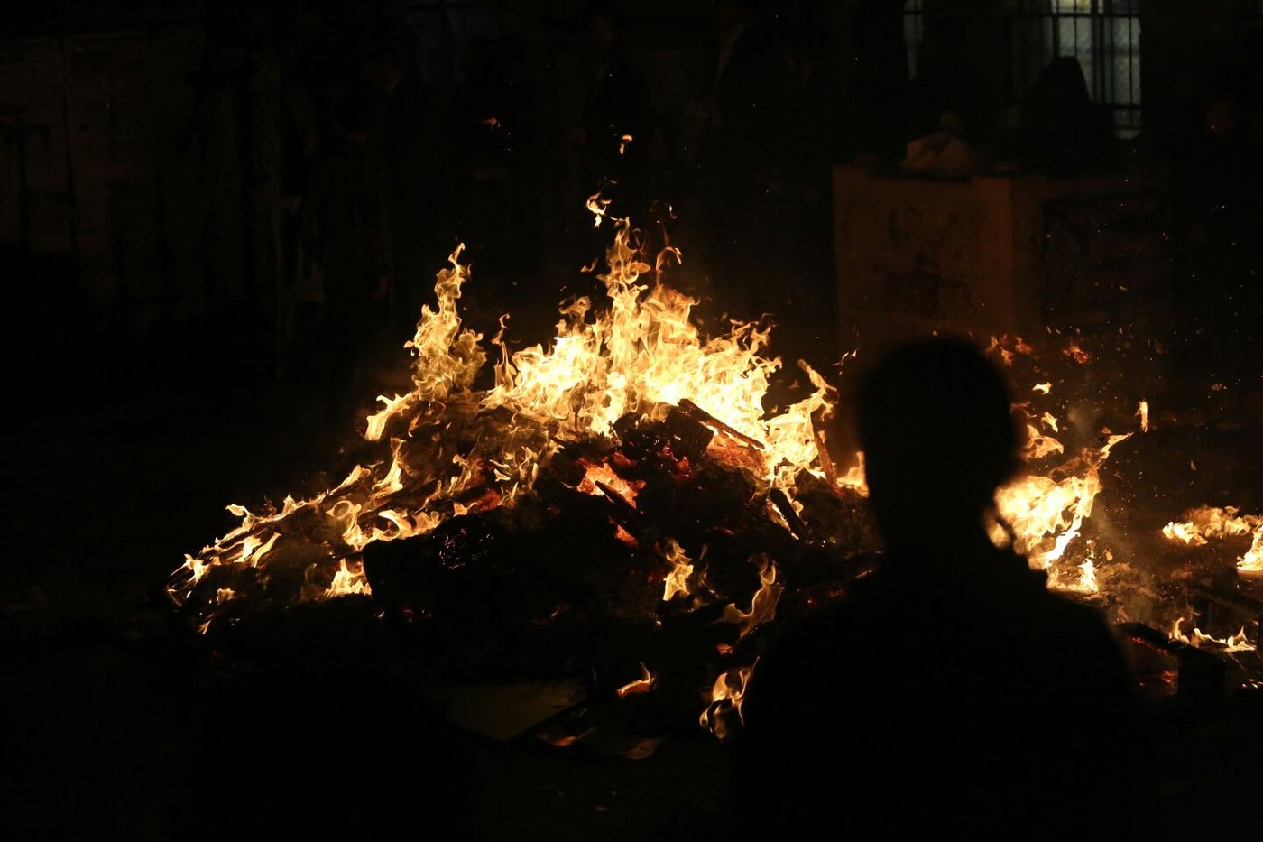שוק מאה שערים: מאות עותקי 'יתד נאמן' ודגלי ישראל הועלו באש