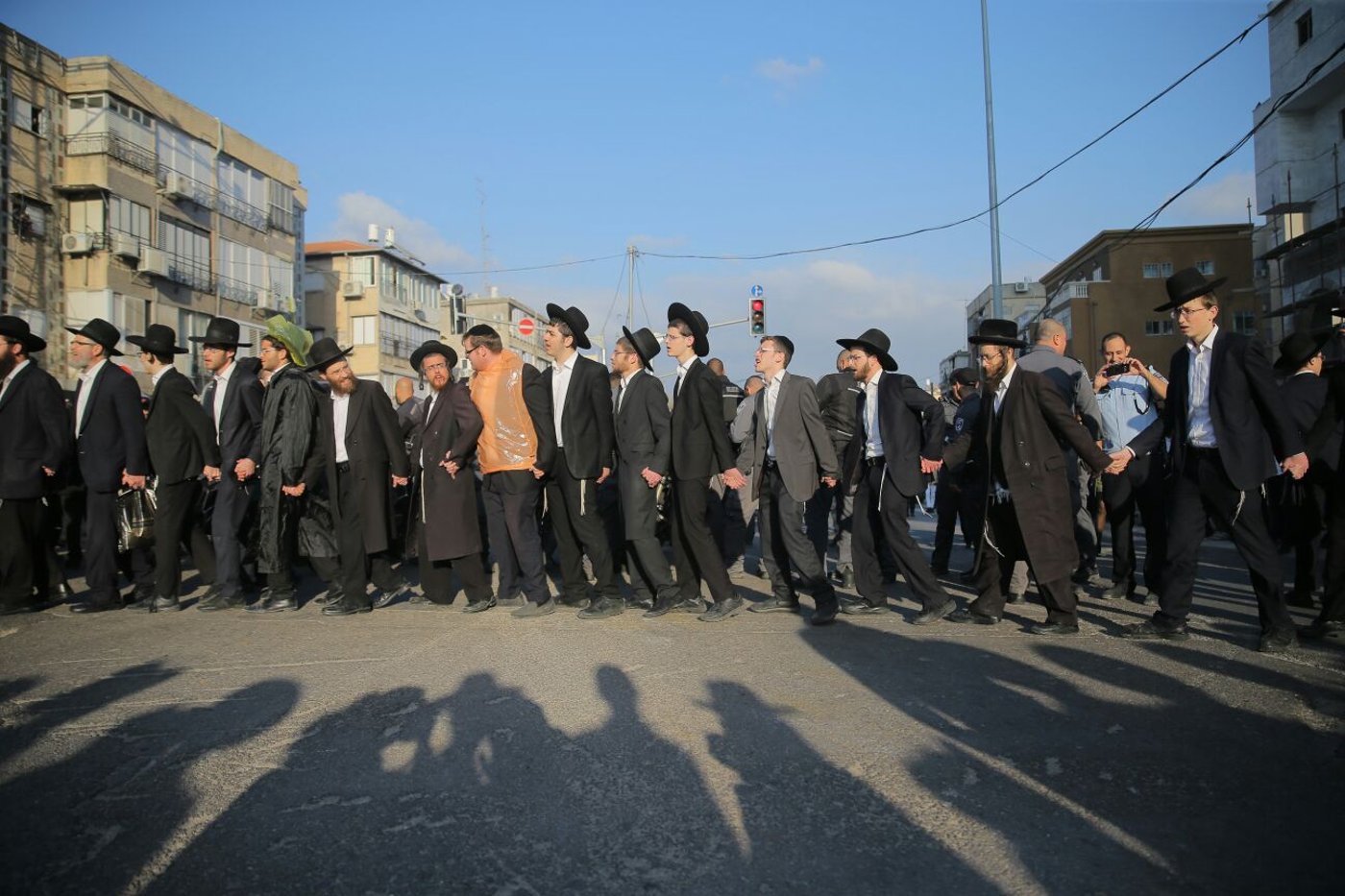 'הפלג' חסם את רחוב ז'בוטינסקי וכביש 4 • תיעוד