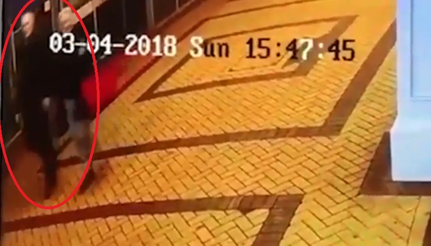 התיעוד של האב ובתו במצלמות האבטחה