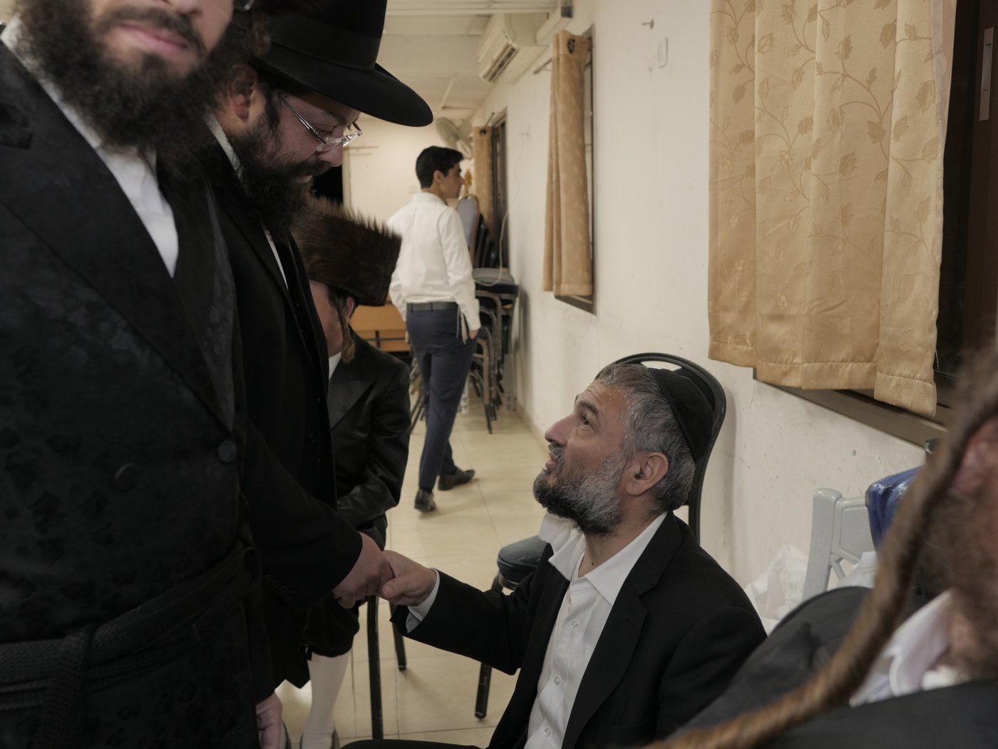 צפו: רבנים ואישי ציבור מנחמים את משה אבוטבול